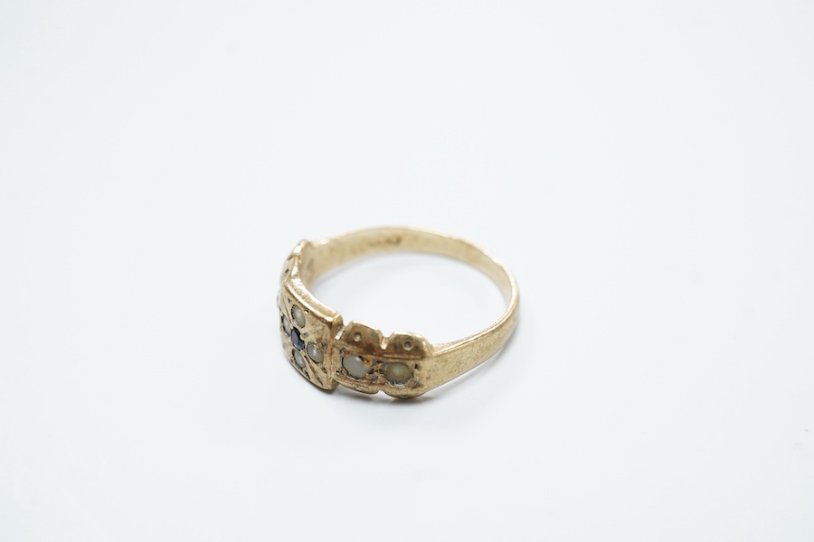 A group of gold jewellery, comprising: a 9ct gold bracelet of twisted curb linking, suspending a George V sovereign coin pendant dated 1912, bracelet with British hallmarks, gross weight approximately 16.5 grams; a 9ct g